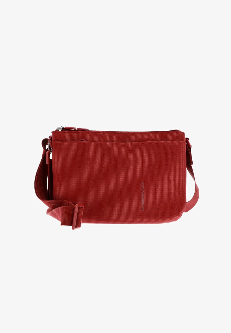 Borsa a tracolla rettangolare rossa realizzata in materiale strutturato, con chiusura a zip, tracolla regolabile e un logo discreto sul lato.