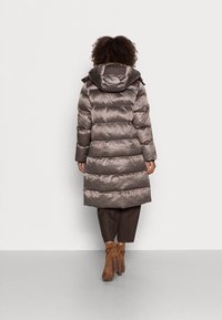 Canadian Classics CHARLOTTE LONG W 2
 - Chaqueta de plumas - taupe