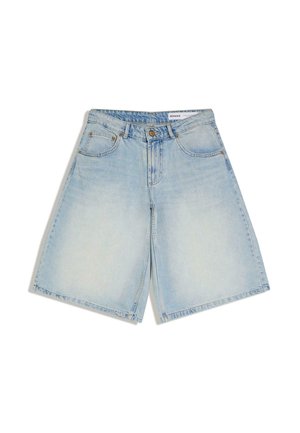 Jasnoniebieskie dżinsowe szorty z wysokim stanem, zapinane z przodu na guziki, z pięcioma kieszeniami, ułożone płasko na białym tle.