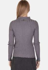 Maglione grigio aderente con una texture a coste, colletto alto e maniche lunghe, caratterizzato da un orlo grezzo e una discreta marcatura sul retro.