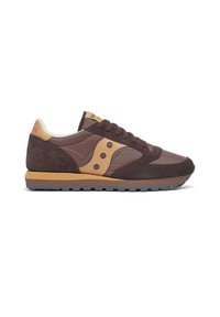 Sneaker atletica marrone e beige con lacci frontali, pannelli in suede e tessuto, e suola in gomma testurizzata, vista laterale su sfondo bianco.