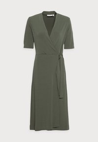 Olivgrön omslagsklänning med korta ärmar, mjukt tyg, V-ringning och justerbart bälte i midjan, med en flödande kjol.