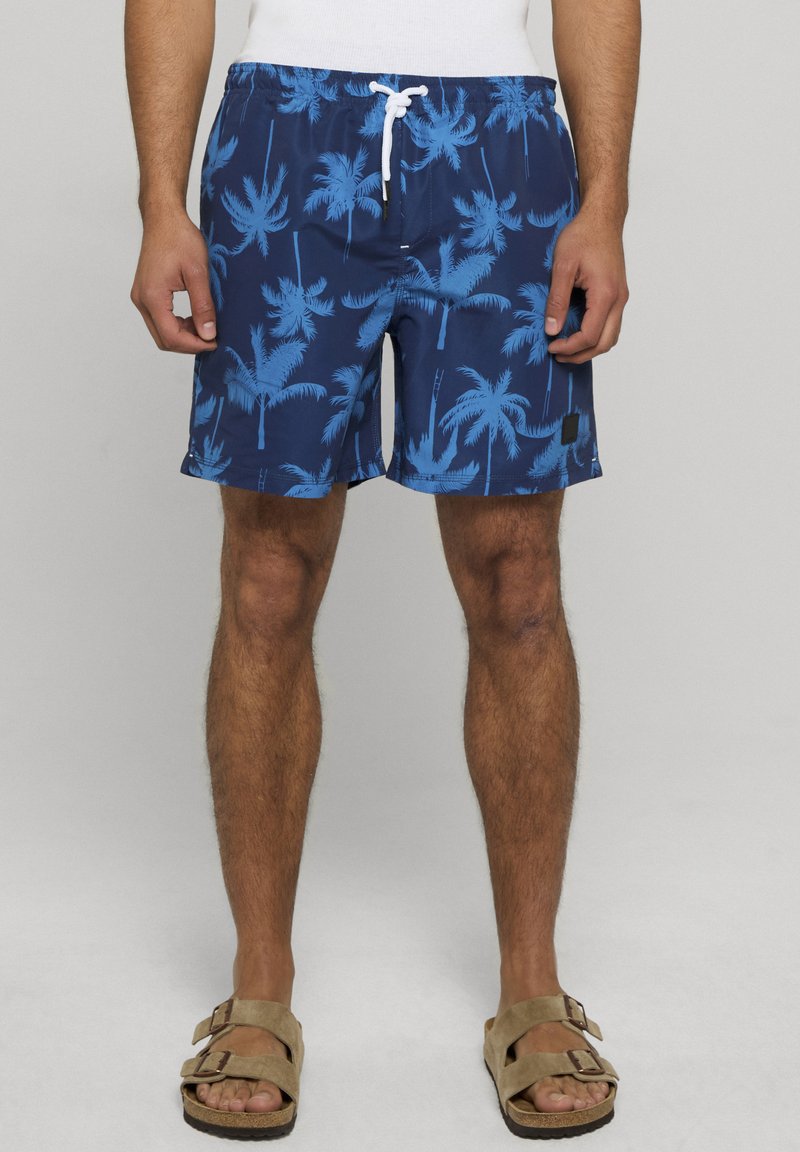 Granatowe kąpielówki z niebieskim wzorem palm, elastycznym pasem i sznurkiem, bocznymi kieszeniami oraz długością lekko ponad kolano.