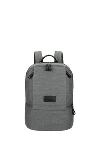 Sac à dos gris avec un tissu texturé, rabat avant plat, poignée supérieure, bretelles ajustables doubles et compartiments zippés. Détail du logo noir à l'avant.