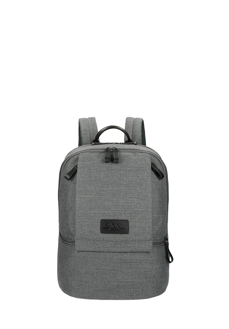 Sac à dos gris avec un tissu texturé, rabat avant plat, poignée supérieure, bretelles ajustables doubles et compartiments zippés. Détail du logo noir à l'avant.