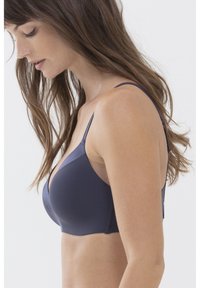 Marineblauw ondergoed met beugels, gemaakt van gladde, rekbare stof, dunne verstelbare bandjes en een diep decolleté, wat zorgt voor een getailleerd silhouet.