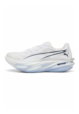 Weißer Puma Laufschuh mit blauer "NITRO ELITE" Dämpfungssohle und schwarzem Puma-Logo an Seite und Ferse.