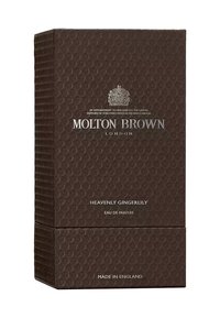 Dunkelbrauner rechteckiger Kasten mit strukturierter Oberfläche, geprägtem Branding und silberner Schrift. Das Etikett enthält "Heavenly Gingerlily" und "Made in England."
