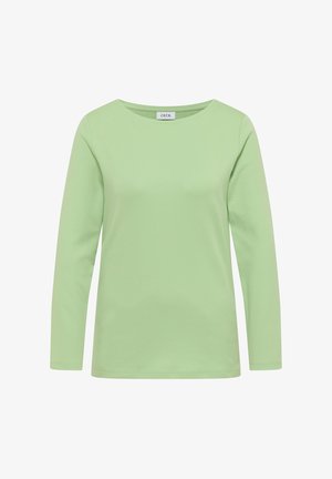 Groen katoenen shirt met lange mouwen en een bootnek. Zachte, gladde textuur en een eenvoudig ontwerp. Geen patronen of extra accenten aanwezig.