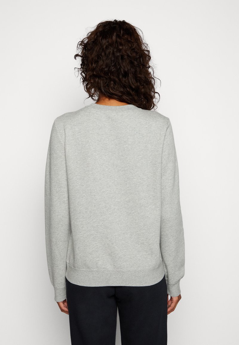 Sudadera gris de manga larga, con cuello redondo y puños y dobladillo acanalados. Textura suave; sin patrones o acentos visibles.