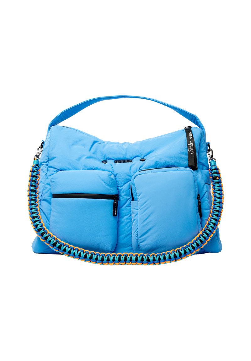 Blauwe gewatteerde schoudertas met twee voorzakken, een dikke gevlochten schouderband in blauw en oranje, en een gladde, lichte textuur.
