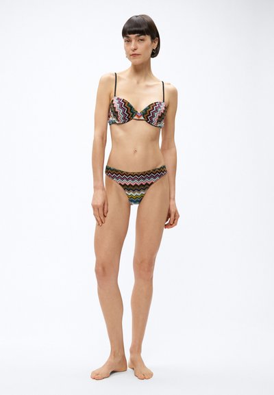 Σετ μπικίνι πολύχρωμο με σχέδιο ζικ-ζακ, μαλακά μπούστα, ρυθμιζόμενες τιράντες και σλιπ με χαμηλή μέση. Κατασκευασμένο από ελαφρύ ύφασμα.
