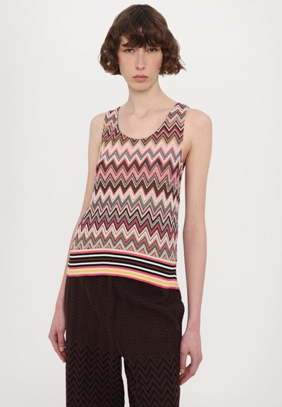 Bezrukávový top s multicolor vzorom zigzag, v odtieňoch ružovej, hnedej a smotanovej. Žebrovaný lem s čiernymi a ružovými pruhmi.