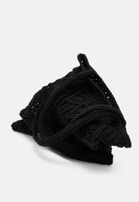 Černá háčkovaná taška s texturovaným vzorem, zkroucenými uchy a měkkým, flexibilním tvarem, působící kompaktně a zmačkaně.