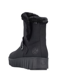 Zwarte enkellaars met een gestructureerde rubberen zool, faux fur manchet en decoratieve riem. Voorzien van een gevormd logo en een stevige zijpaneel.