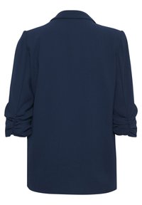 Blazer azul marino con cuello estructurado y mangas tres cuartos con detalles fruncidos en los puños. Tela suave y confeccionada a medida.