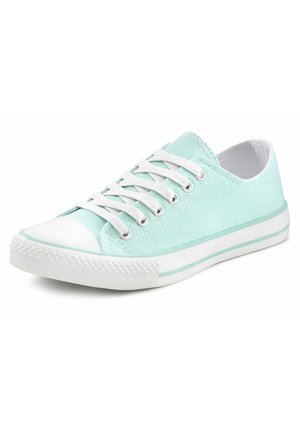 Helleblaue Canvas-Sneaker mit weißer Gummikappe und -sohle. Sechs weiße Schnürsenkel, strukturierter Stoff und mintgrüner Akzentstreifen an der Sohle.