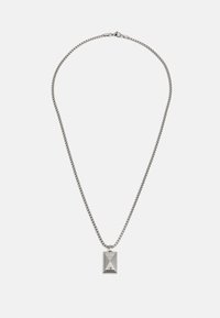 Collana in argento con ciondolo rettangolare con superficie texture e motivo triangolare. Include un piccolo dettaglio rosso.