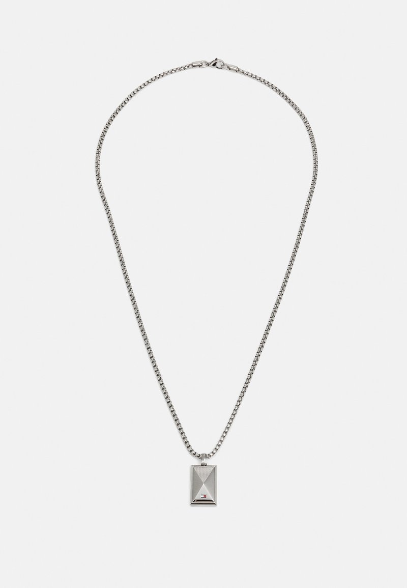 Collana in argento con ciondolo rettangolare con superficie texture e motivo triangolare. Include un piccolo dettaglio rosso.