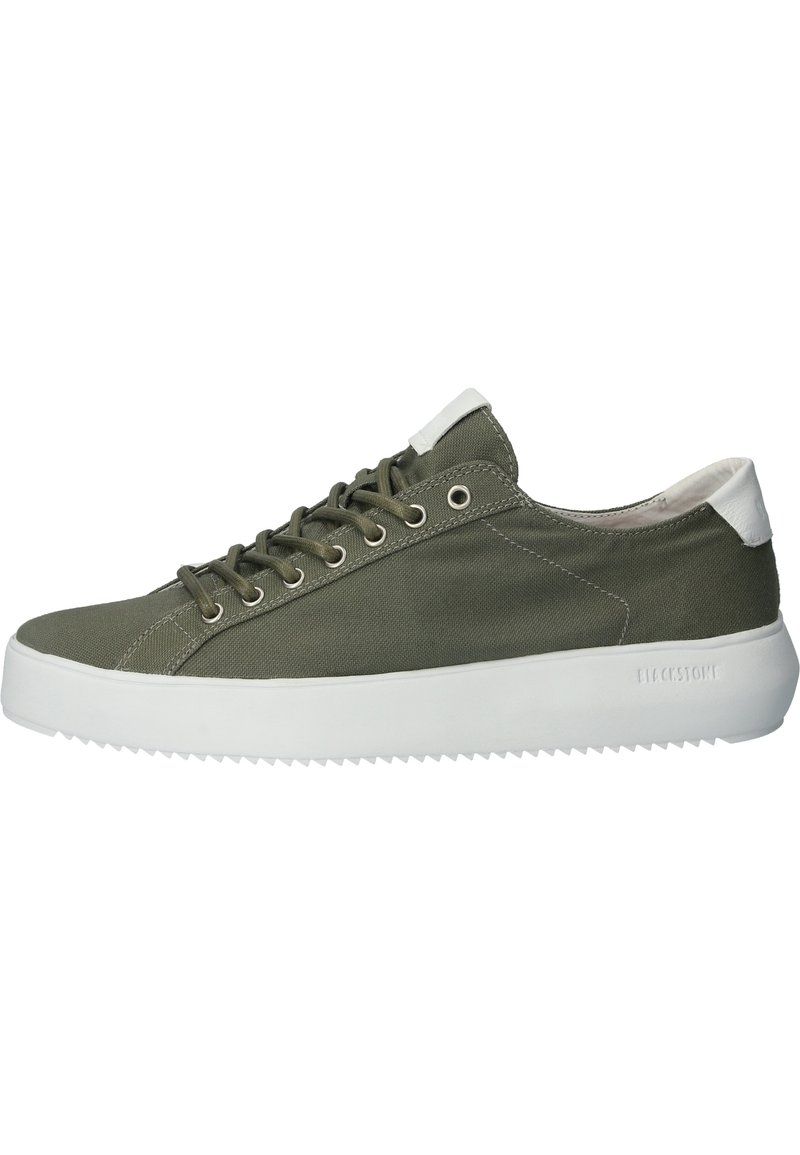 Sneaker verde in tela con suola in gomma bianca, punta arrotondata, occhielli in metallo e accentuazione bianca sul tallone. Presenta dettagli cuciti e materiale testurizzato.