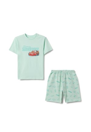 Camiseta verde menta con gráfico de "Lightning McQueen" y pantalones cortos a juego con patrones repetidos de temática de carreras, ambos en suave tela de algodón.
