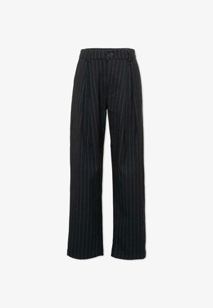 Pantaloni neri su misura con sottili righe verticali bianche, bottone frontale, passanti per cintura e gambe larghe e dritte.