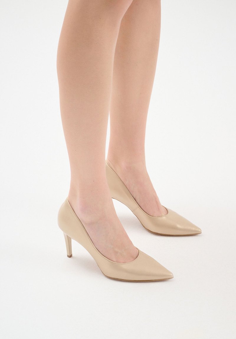 Décolleté in pelle beige con punta affilata e finitura liscia. Tacco a stiletto sottile con design minimalista e senza decorazioni visibili.