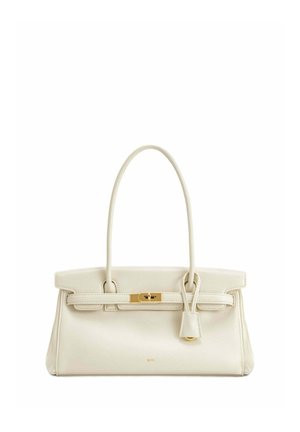 Sac à main en cuir crème avec poignées allongées, fermeture à tourniquet doré et détail de sangle avant.