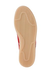 Rote Sneaker-Sohle mit einem strukturierten, wellenförmigen Muster, glattem beigen Gummi und seitlichen Akzenten in passendem Rot. Der Markenname ist in der Nähe der Ferse aufgedruckt.