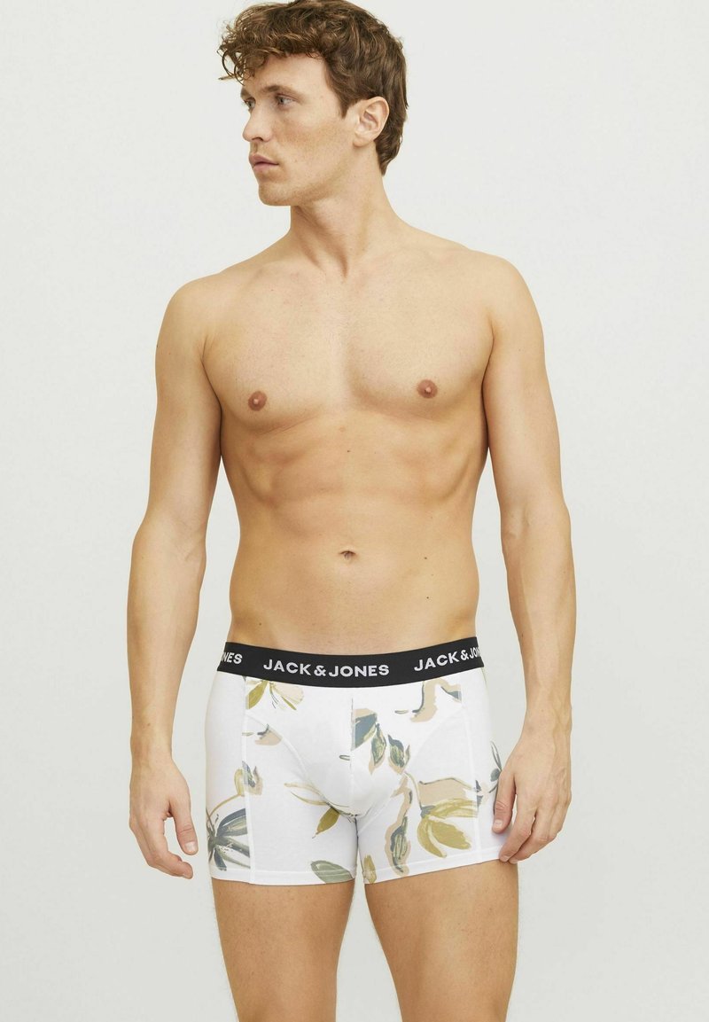 Boxershorts aus weißem Stoff mit einem Blattmuster in Grün und Beige. Der schwarze elastische Bund trägt das Logo "JACK & JONES".