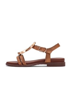 Sandalia plana marrón con correas de cuero texturizado, adorno metálico decorativo, hebilla en el tobillo y suela acolchada.