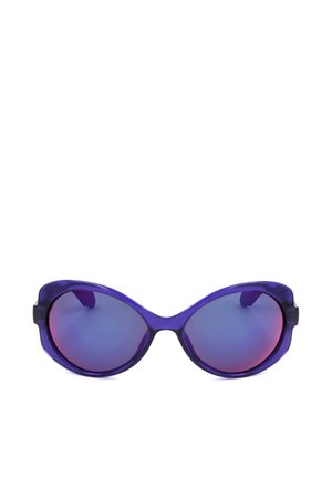 Occhiali da sole ovali viola con lenti blu riflettenti, su uno sfondo bianco semplice.