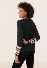 Gerry Weber MIT WOLLANTEIL - Strickpullover - black   camel melange intarsia