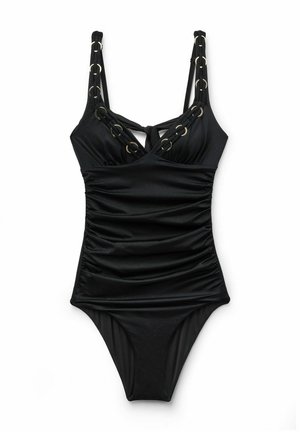 Bañador negro de una pieza con lados fruncidos, escote en V, anillas doradas decorativas en las tiras y en la parte delantera, y un pequeño detalle de corte en la parte frontal.