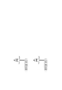 Pendientes de plata en forma circular texturizada, con un diseño elevado y estriado, y un cierre de poste seguro. Acabado claro y brillante.