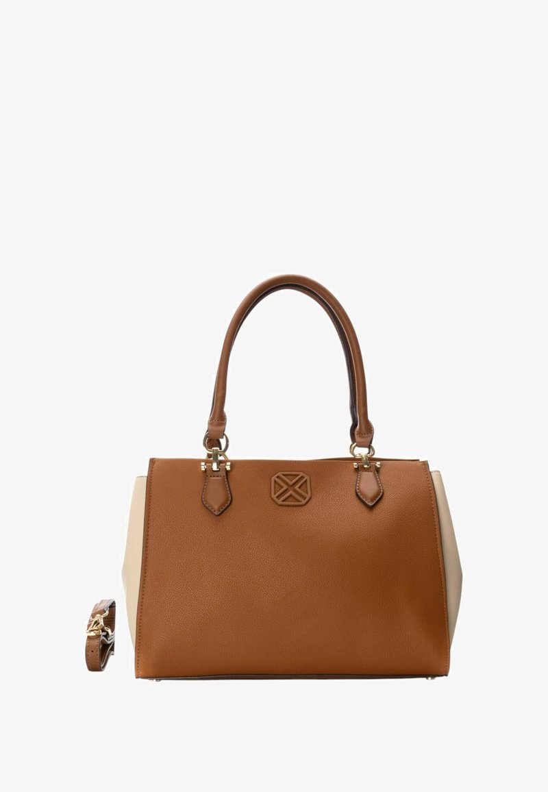 Bolso de mano de cuero marrón con una textura suave, que presenta herrajes dorados y un diseño angular. Incluye dos asas superiores y una correa removible.