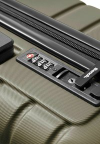 Valigia rigida verde oliva con zip nera, lucchetto a combinazione e superficie testurizzata con leggere scanalature per una presa migliore.