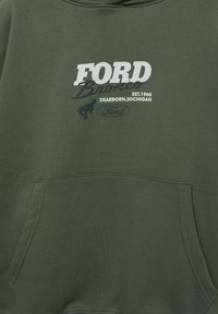 Sweat à capuche vert foncé avec texte blanc et noir « FORD Bronco EST. 1966 DEARBORN, MICHIGAN » et logo Ford au-dessus de la poche avant.