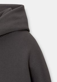 Tissu de sweat à capuche gris foncé montrant la capuche et la zone supérieure des épaules avec un motif tricoté lisse et texturé.
