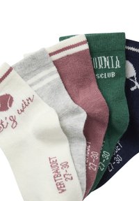 Fünf Paar Knöchelsocken in Weiß, Grau, Mauve, Grün und Marineblau mit Streifen und bedruckten Designs, nebeneinander gestapelt.
