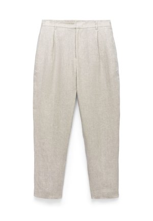 Pantalon en lin beige clair avec plis, passants pour ceinture et jambes fuselées, conçu pour un look sur mesure et décontracté.
