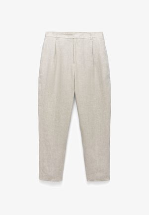 Hellbeige Leinenhose mit Falten, Gürtelschlaufen und zulaufenden Beinen, entworfen für einen maßgeschneiderten, lässigen Look.