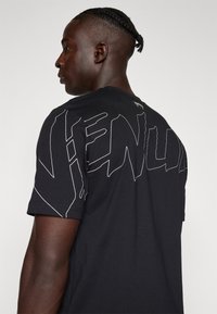 Venum SNAKE PRINT - T-shirt con stampa - black