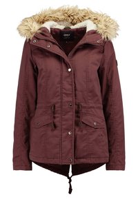 Bordowa parka z kapturem podbitym sztucznym futrem, zamkiem i zatrzaskiem, dwoma przednimi kieszeniami oraz regulowanym sznurkiem u dołu.