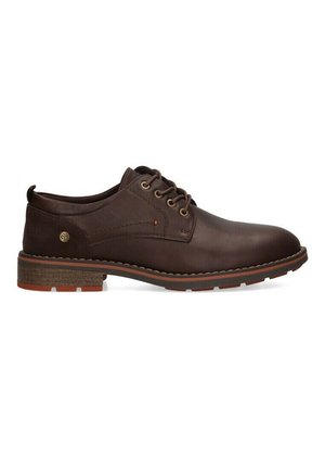 Zapato de piel marrón, con cordones y punta redondeada, suela contrastante y tacón texturizado. Presenta ojales con acentos de bronce y costuras decorativas.