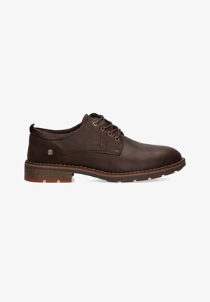 Zapato de piel marrón, con cordones y punta redondeada, suela contrastante y tacón texturizado. Presenta ojales con acentos de bronce y costuras decorativas.