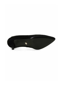 Décolleté in suede nero a punta con finitura liscia, caratterizzato da una silhouette elegante e una suola in gomma con un piccolo accent vicino al tacco.
