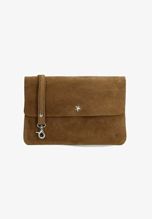 Braune Wildleder-Clutch mit Klappenverschluss, silbernem Sterne-Akzent und abnehmbarem Schulterriemen. Glatte Textur mit einem subtilen, minimalistischen Design.