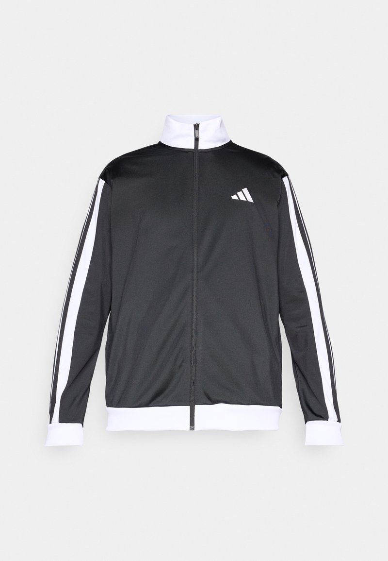 Chaqueta deportiva con cremallera en blanco y negro, cuello alto, rayas blancas en las mangas y logo en el lado izquierdo del pecho.
