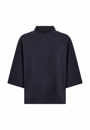 Marinblå kortärmad topp med hög krage, tillverkad av mjukt material. Har raglanärmar och en avslappnad, boxig passform. Ingen mönster eller accenter.